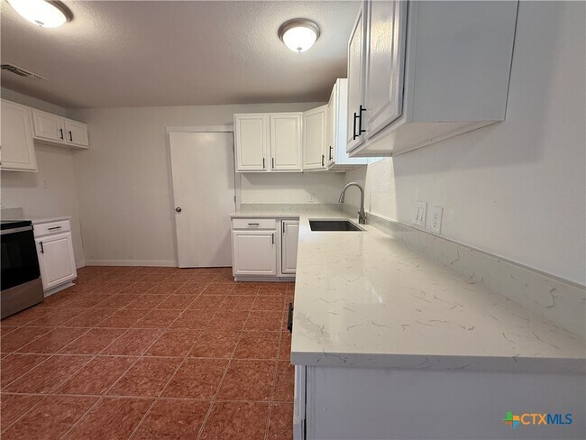 Building Photo - 560 Wickford Way