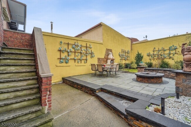 Building Photo - 105 Jefferson St