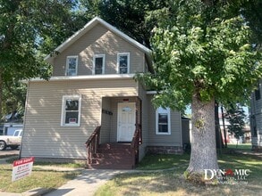 Building Photo - 612 W 11th St
