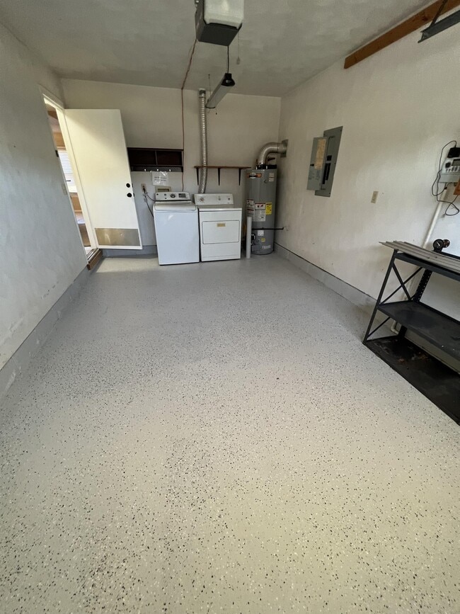 Building Photo - 3701 Castlewood Dr