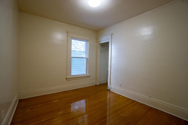 Building Photo - AVAILABLE 8/1/26 - 3 Bedroom with Off-Stre...
