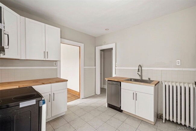 Building Photo - 1067 Tonawanda St