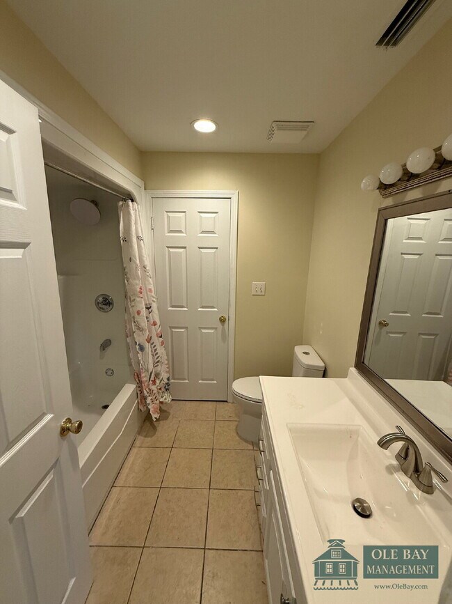 Building Photo - Nice 5 bedroom , 3 bath home located in Mobile.  All approved applications are subject to an 18-m...