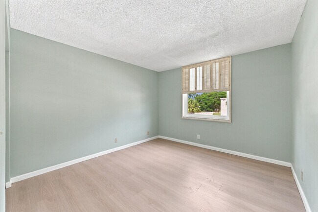 Building Photo - 950 NW 80th Ave