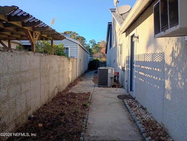 Building Photo - 5561 Mariners Cove Dr