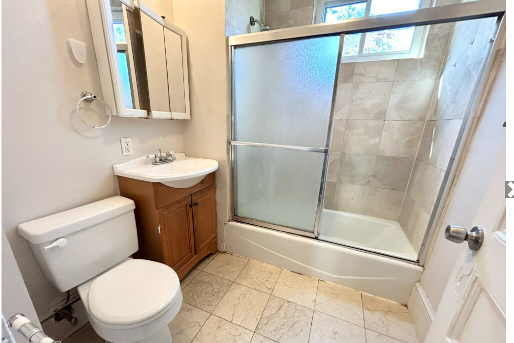 Building Photo - 112 Hillside St