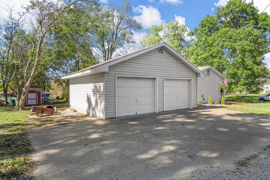 Garage - 115 E Sycamore Rd