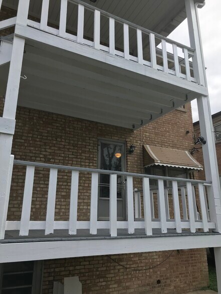 Building Photo - 8022 Oriole Ave