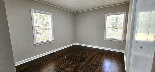 Building Photo - 1752 Parkhill Dr