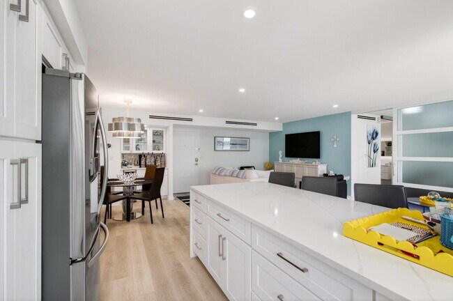 Building Photo - 1236 Hillsboro Mile