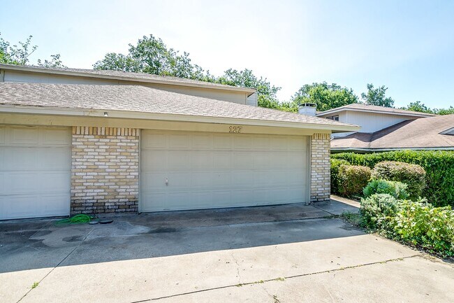 Building Photo - 127 Allencrest Dr