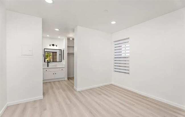 Building Photo - 1046 Calle Del Cerro