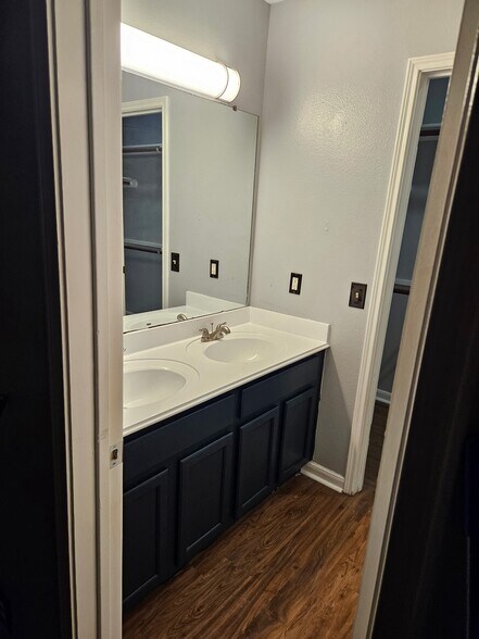 Master bedroom - 511 Brian Ln