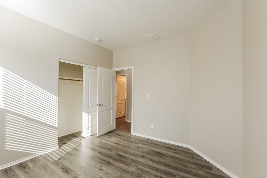 Building Photo - 819 S 176th Ln