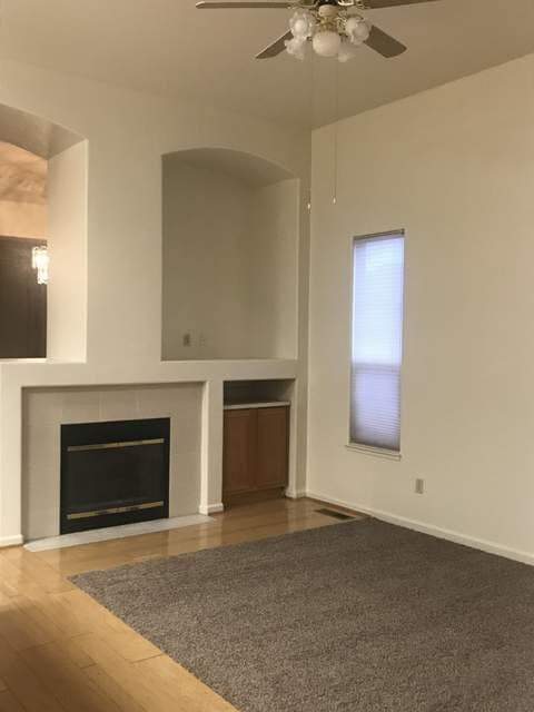 Building Photo - Beautiful 4 bedroom, 2 bath single story h...
