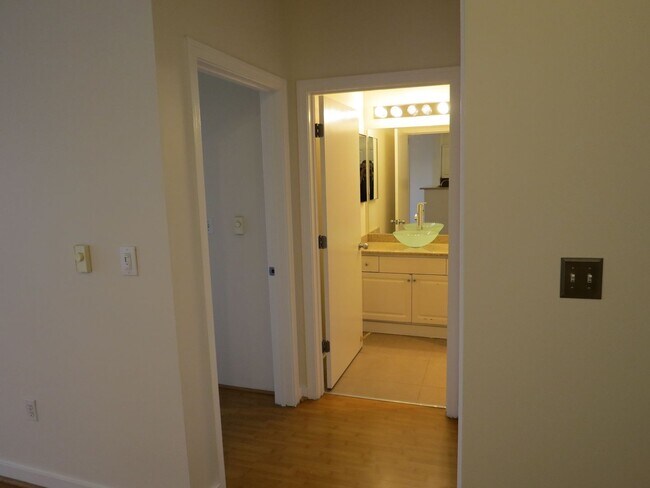 Building Photo - Incredible 1bed/1bath Condo Ideally Located in Belltown!
