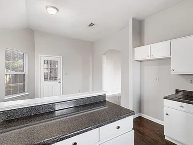 Building Photo - Freshly Updated 3-Bedroom Home – Pets Welcome!