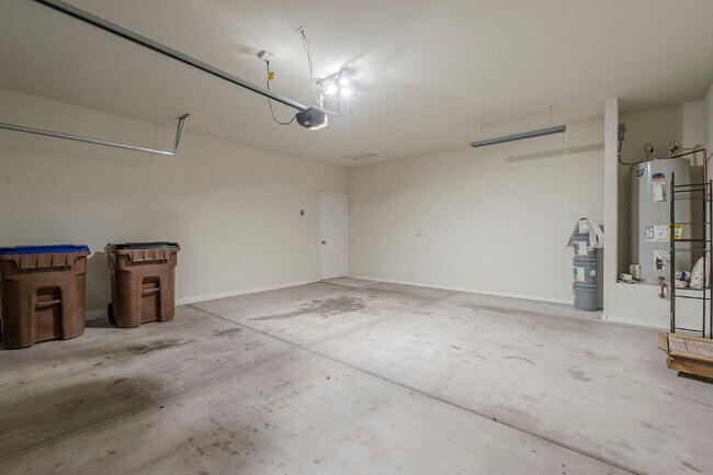 Building Photo - Gorgeous 4 Bed / 2 Bath Home – Move-In Rea...