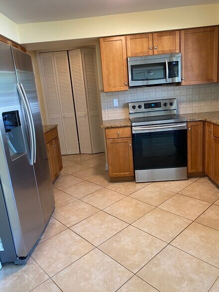 Building Photo - 5652 Eichen Cir