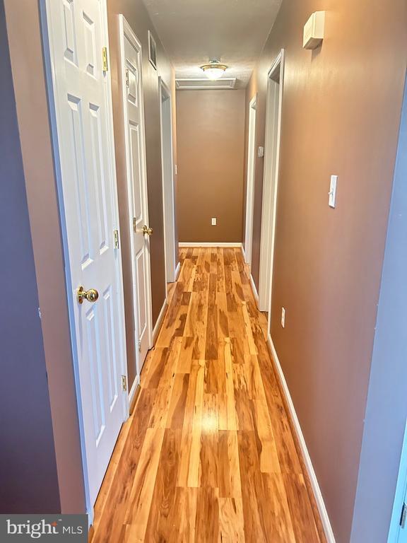 Building Photo - 104 Meadowbrook Dr