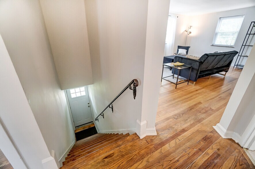 2nd level in a two unit building - 531 Norway Ave