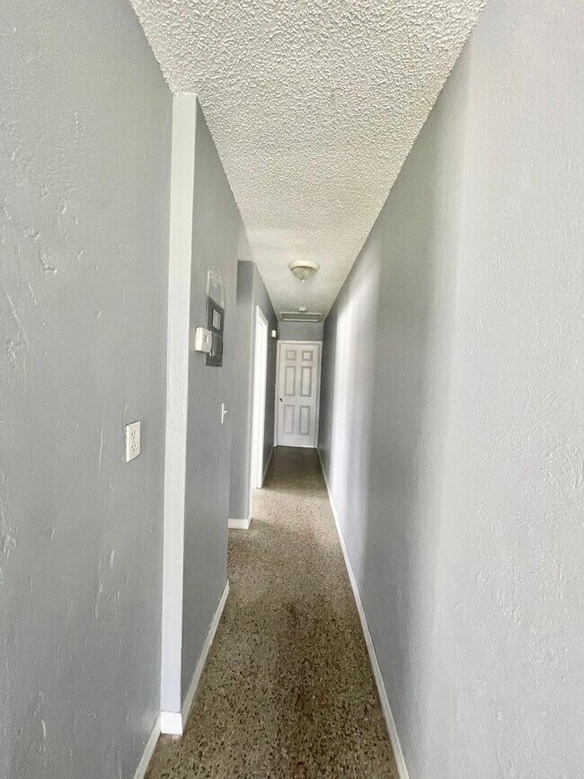 Building Photo - 4615 Edgewater Dr