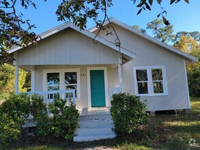 Building Photo - BEAUTIFUL RECENTLY REMODELED 3 BEDROOM 2 B...