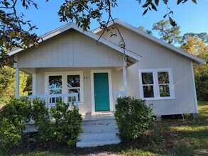 Building Photo - BEAUTIFUL RECENTLY REMODELED 3 BEDROOM 2 B...
