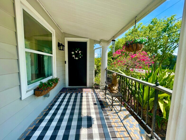 Front porch - 3319 W Paul Ave