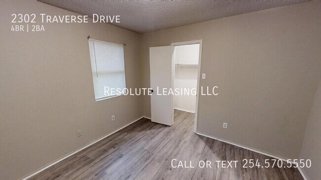 Building Photo - 2302 Traverse Dr