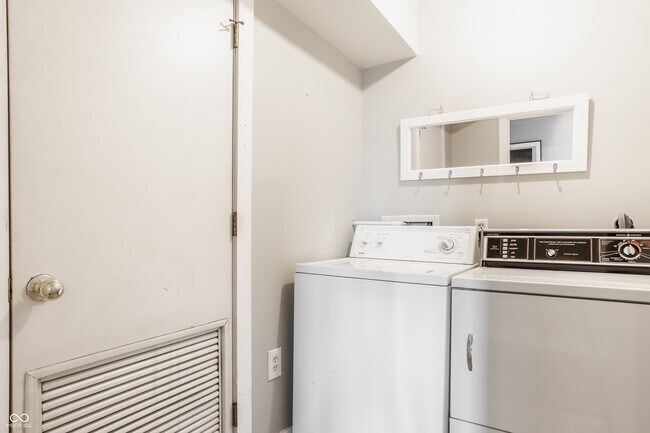 Building Photo - 430 N Park Ave