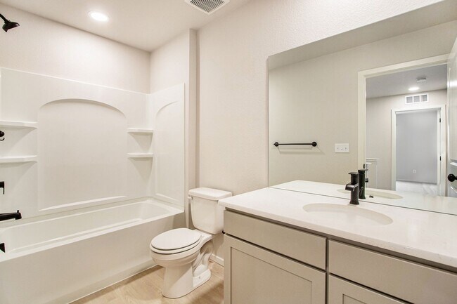 Building Photo - Luxury Rowhouse w/ Over-sized Garage