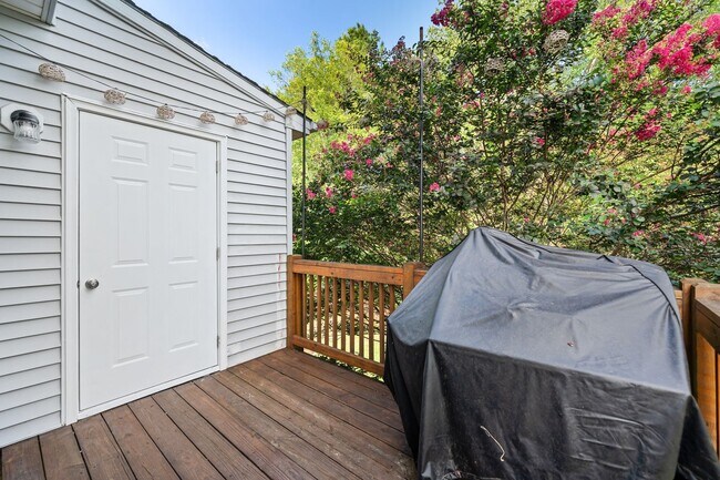 Building Photo - Spacious 3-Level Townhome Minutes from Dow...