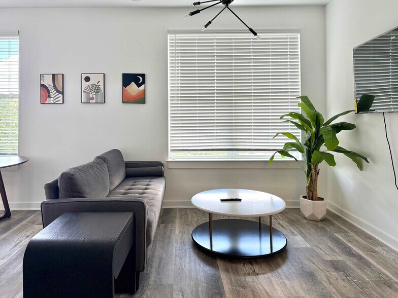 Building Photo - 542 Boulevard NE