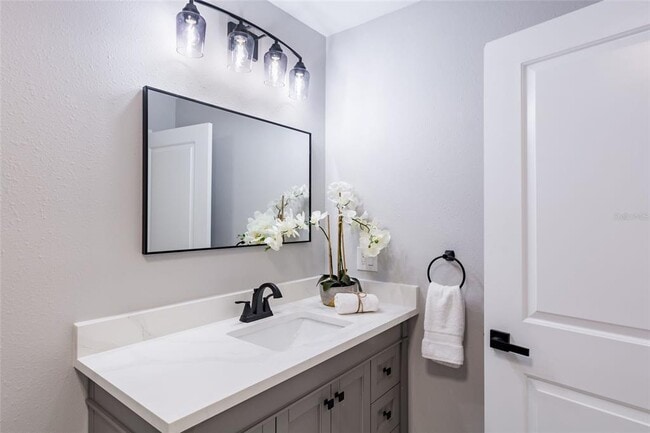 Master bathroom - 1918 E Shadowlawn Ave