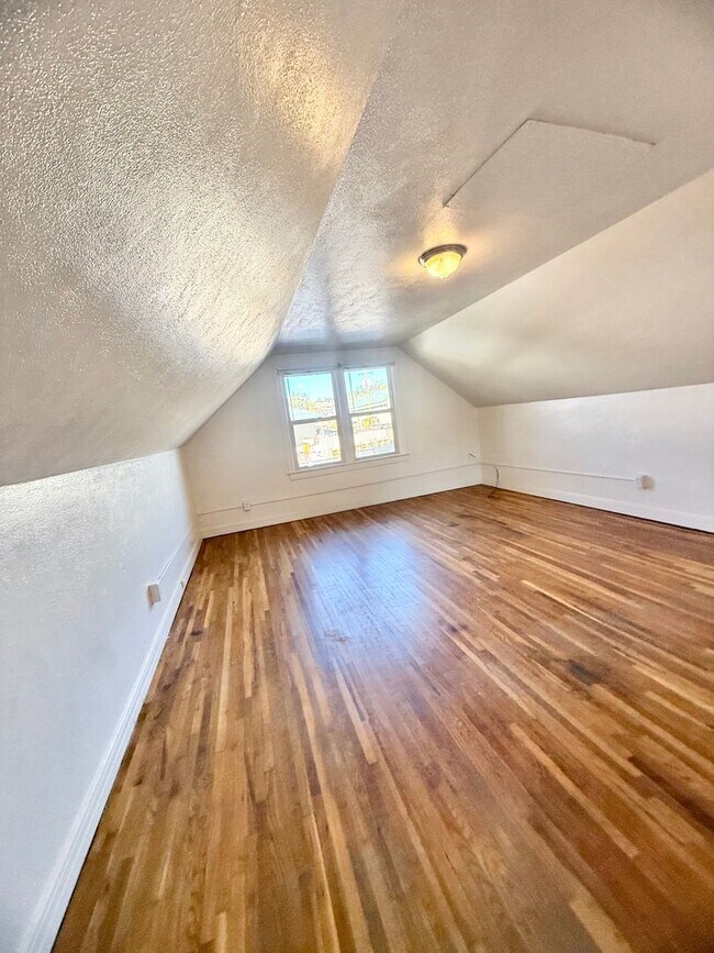 Building Photo - Move in ready home on S Park