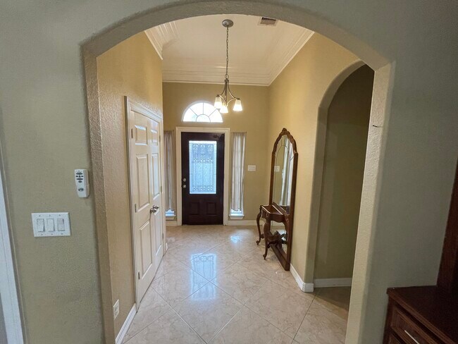 Main entrance/foyer - 600 River Bend Dr