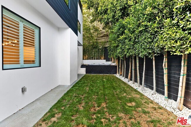 Building Photo - 2164 Sunset Plaza Dr
