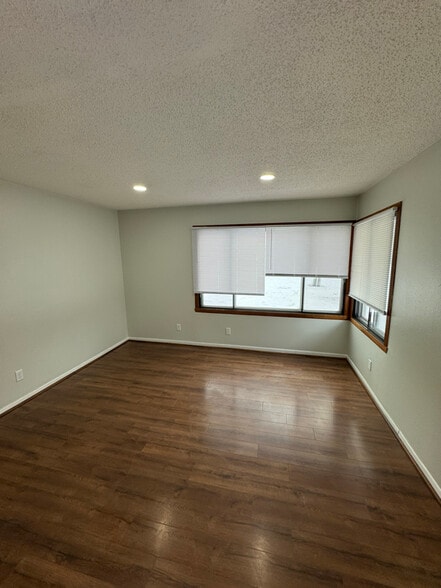 Building Photo - 419 4th Ave E