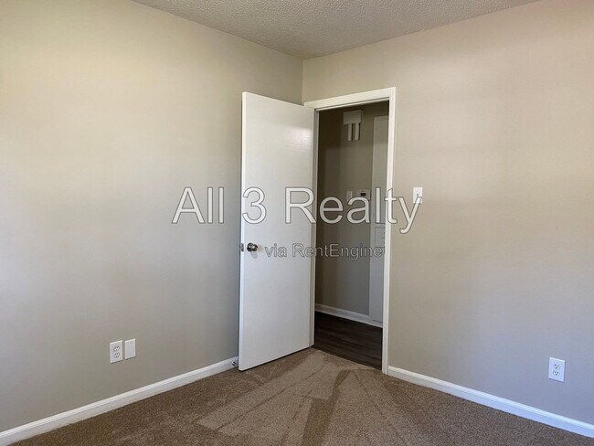 Building Photo - 306 Oakwild Dr