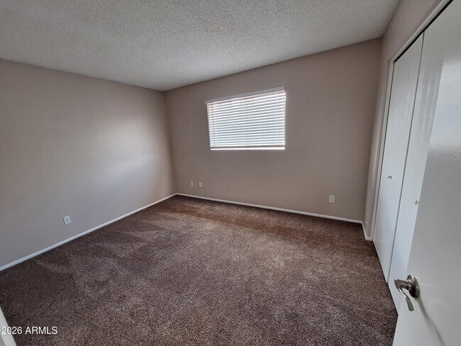 Building Photo - 1449 E Knoll Cir