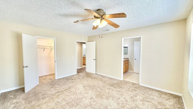 Building Photo - Wonderful Single Story Ranch Style Home on Sprawling Country Property in Vista!