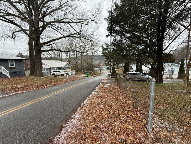 Building Photo - Great Rossville Home