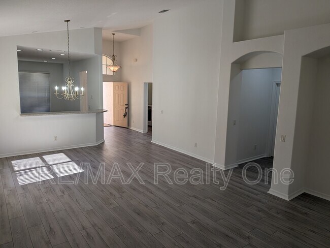 Building Photo - 589 W Doerr Path