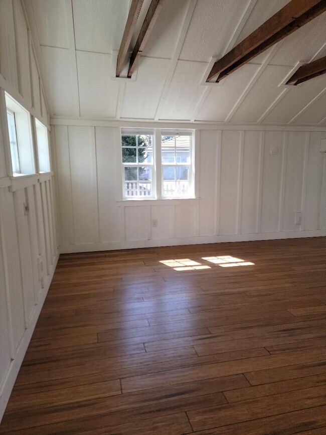 Building Photo - Beautiful Craftsman-style 3 bedroom, 2 bath home (1632 sq ft)  near Lake Steilacoom PLUS studio c...