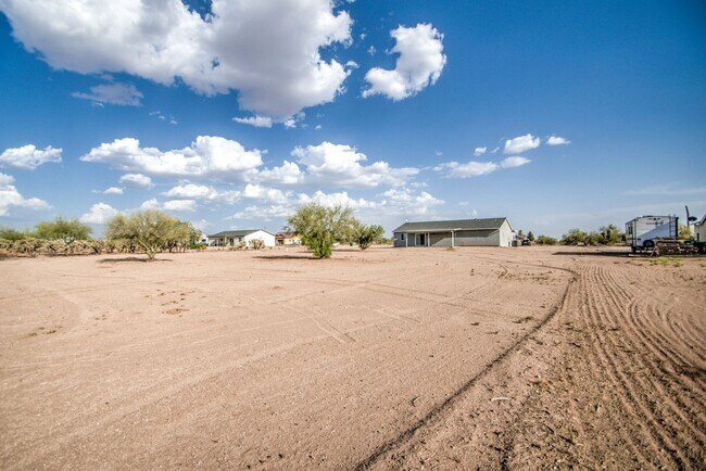 Building Photo - Large 1 + Acre Lot with 3 bedroom home in ...
