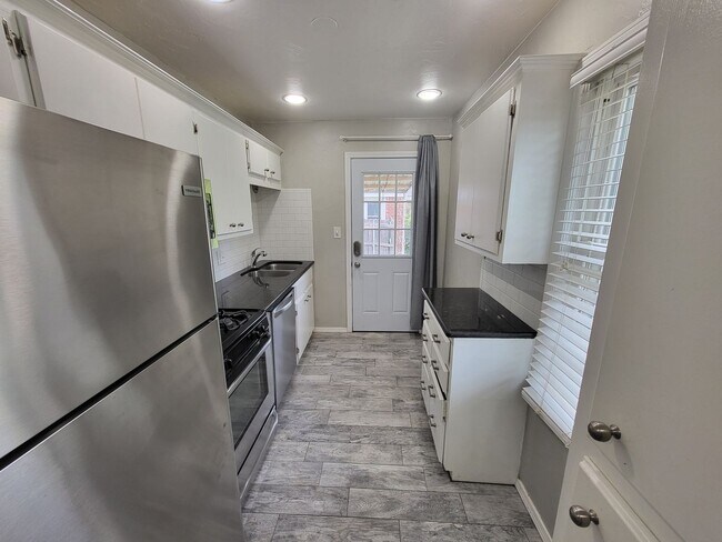 Building Photo - Remodeled 2 bedroom, 1 bathroom house in Capitol View neighborhood Edmond, OK with washer and dry...