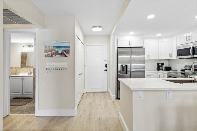 Building Photo - 550 Bayshore Dr