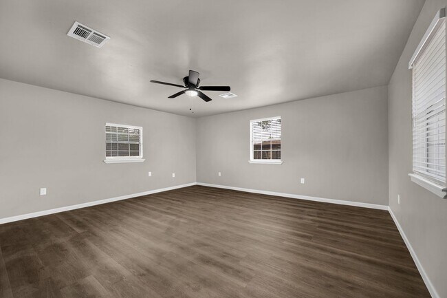 Building Photo - 509 NE Cimarron Cir