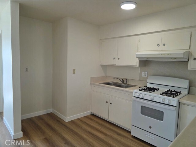 Building Photo - 928 N Vicentia Ave